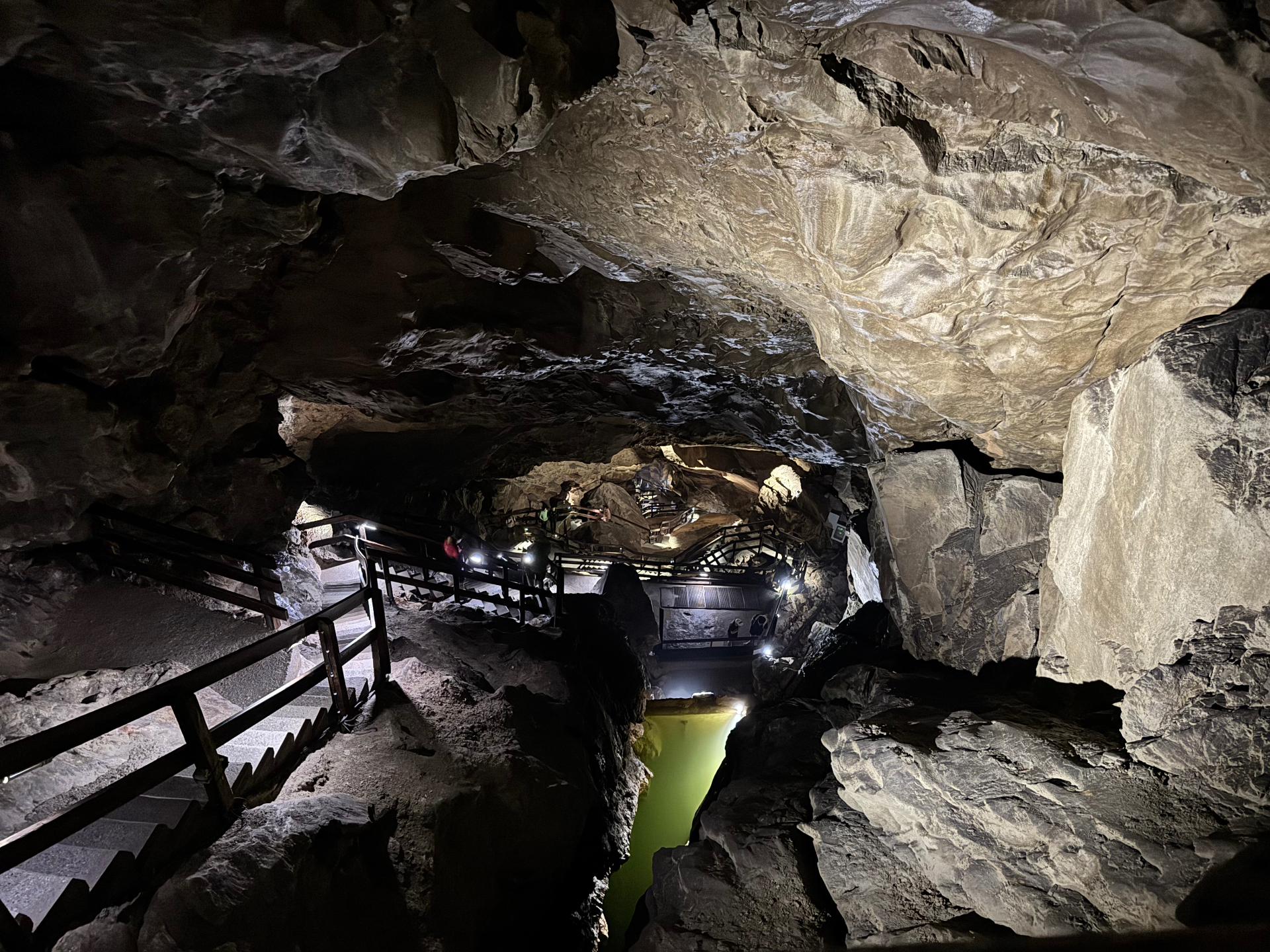Verlicht looppad met trappen door een grote grot in het Salzburger Saalachtal.