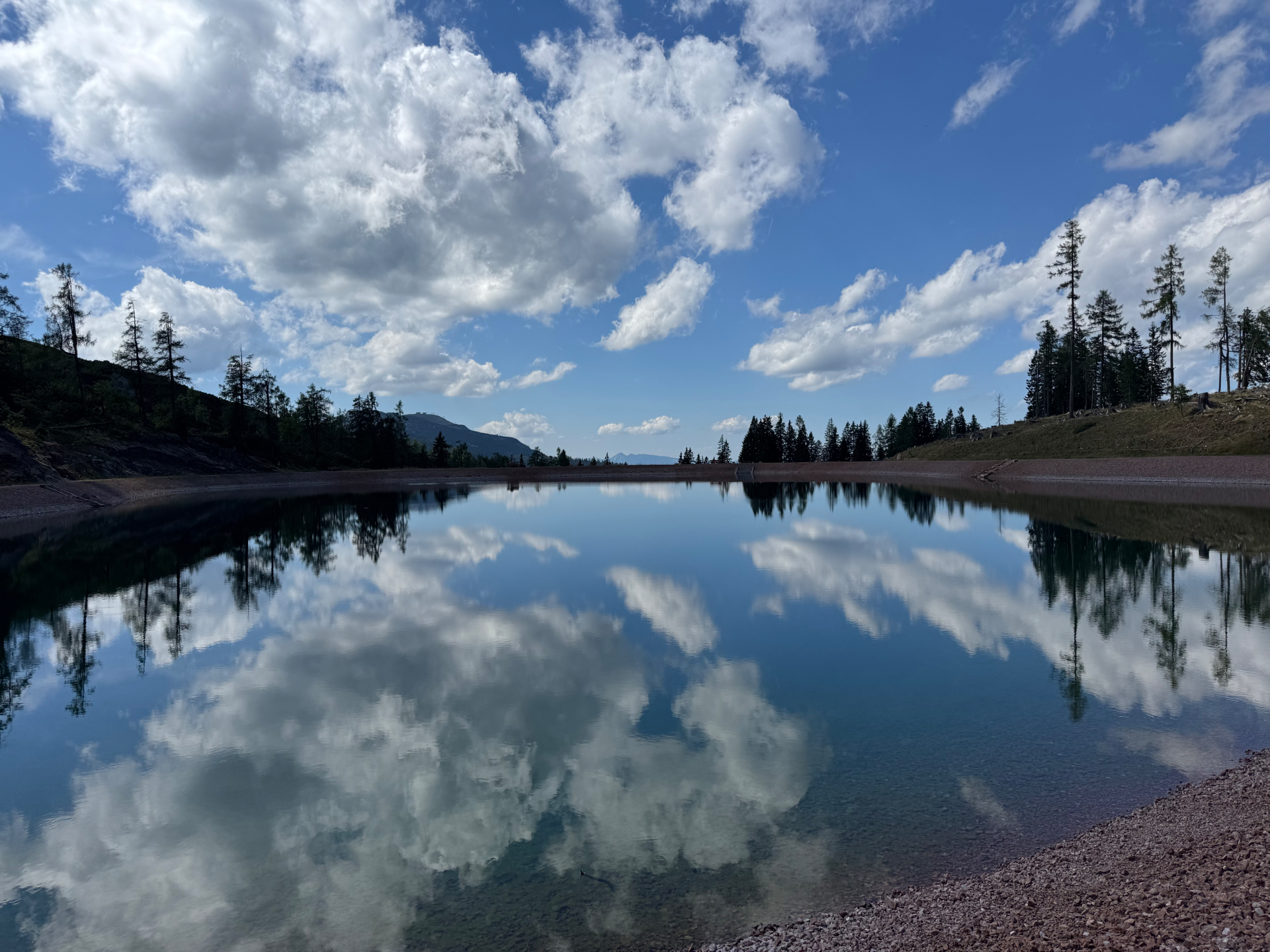 Spiegelglad bergmeer met wolkenreflectie op een hoogplateau in het Salzburger Saalachtal.