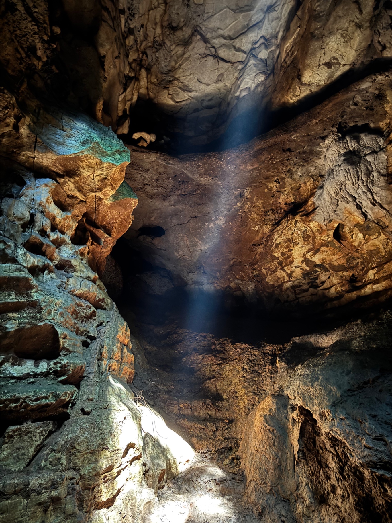 Een zonnestraal valt door een opening in het gewelf van de grot van Speleolit bij Porec in Istrië, Kroatië.